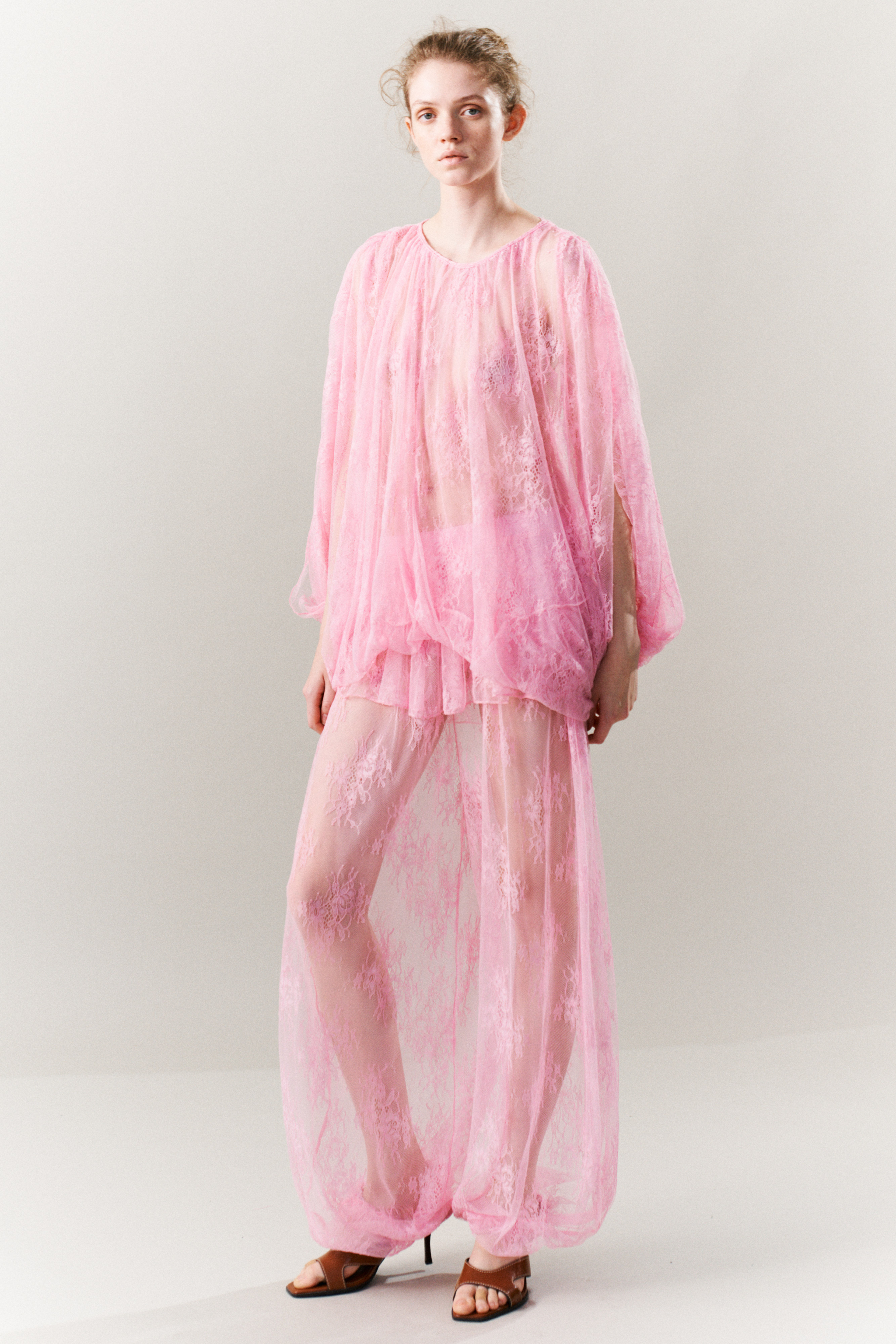 PANTALONI IN PIZZO CON VOLANT