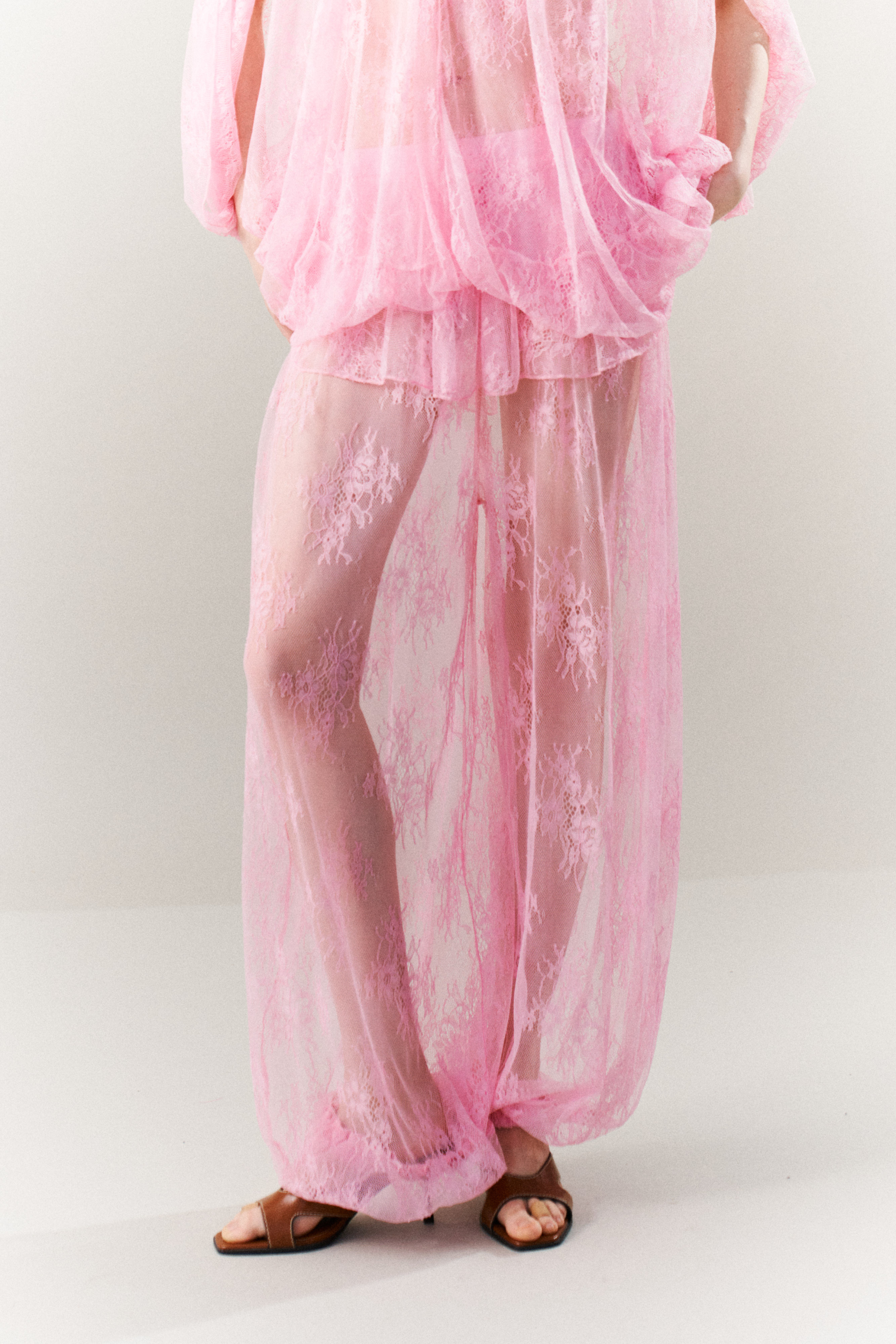 PANTALONI IN PIZZO CON VOLANT